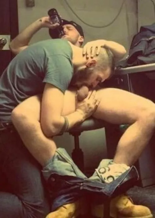 A beer and a brojob 😌 A beer and a brojob 😌