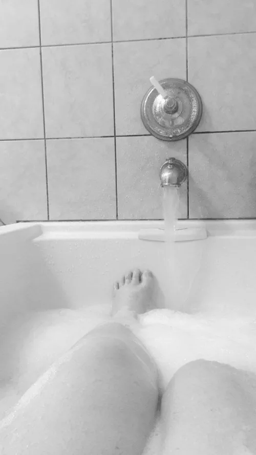 A huge bath all to myself, why don’t you join me cutie? (Oc 26f)