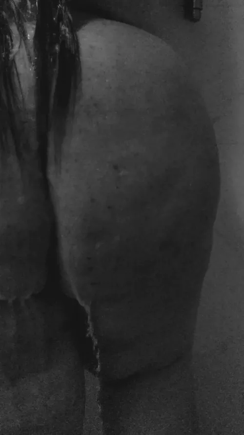 a lil b+w booty moment 🚿 22f