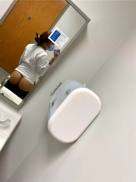 A little flash at work 🍑 I should see if this would help keep their heart rates up 😉 👩🏻‍⚕️[oc]