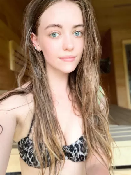 A little natural pic, fresh out the steam room 🧖‍♀️