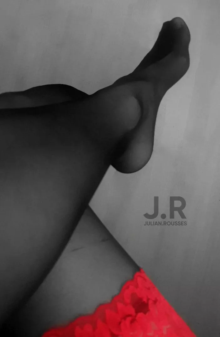 A little of my leg in stockings 😏