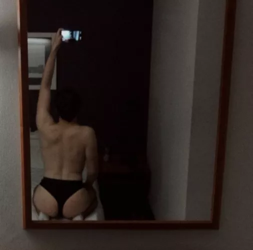 A mild thong pic to finish the weekend nicely!