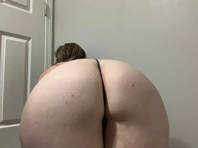 A new day, a new booty pic of the wife ;) happy humpday!