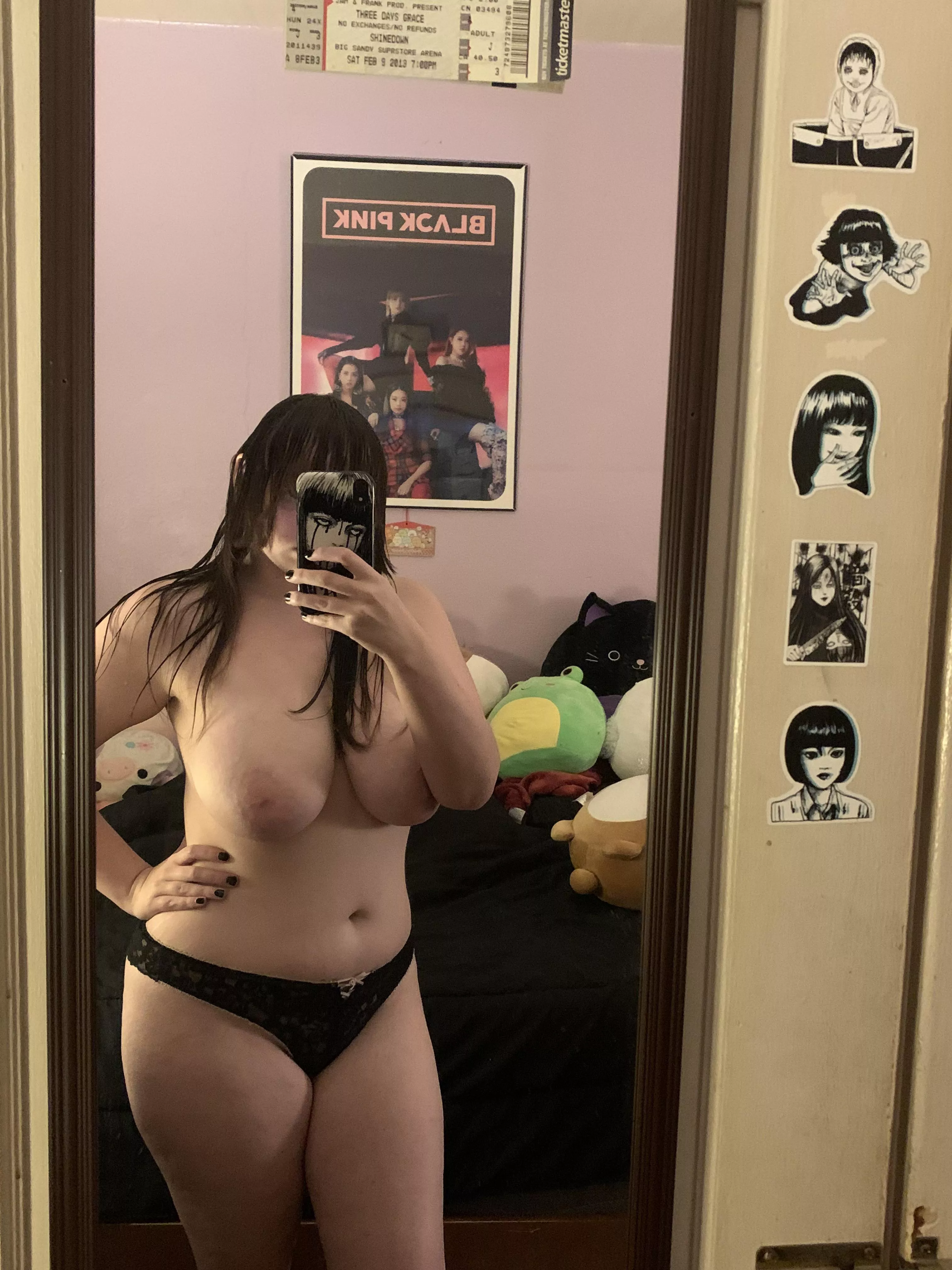 After shower selfie 🖤