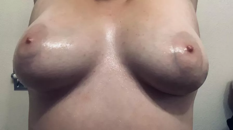 all oiled up and ready to play 😉 DM me on OF, i'm feeling horny!