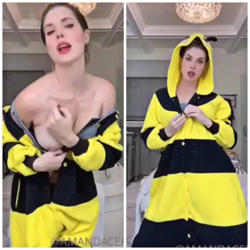 Amanda cerny nipslip😜 OF LIVE ( coment 4 more)