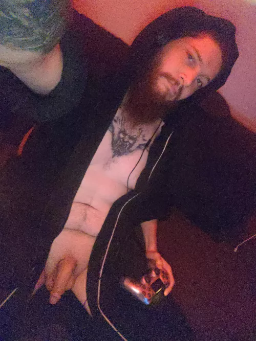 Any nerdy twinks want to suck daddy off while he kills Nazis in Wolfenstein? 😈