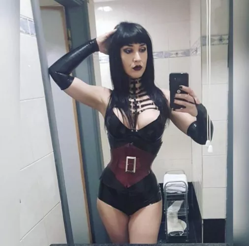 Any submissive who is ready to be explore with mommy…. Snapchat: mistressirena