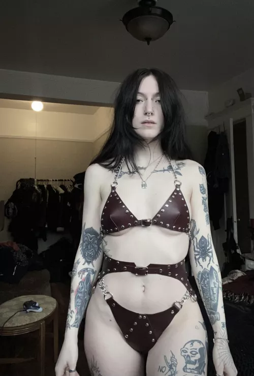 anyone into leather ? ⚔️😈