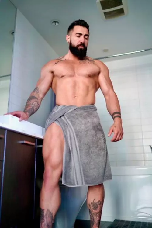 Anyone need a shower partner 💪🏽