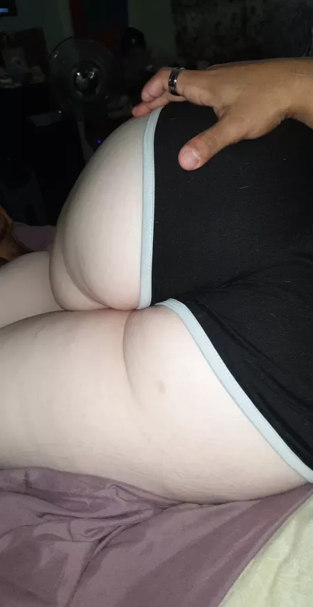 Anyone wants to fuck my slutty gf thick white ass as I spread her cheeks for your cock 🤤