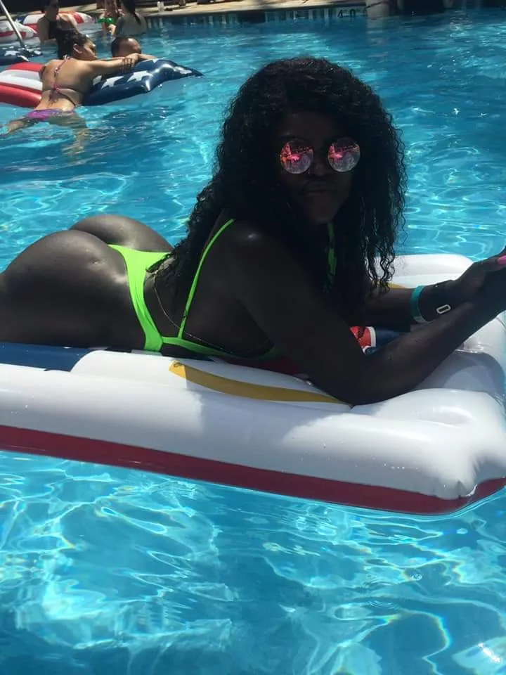 ��Bare Cheeks