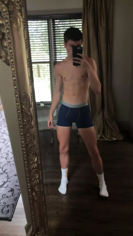 Be a gentleman and slide into my dms 🥰