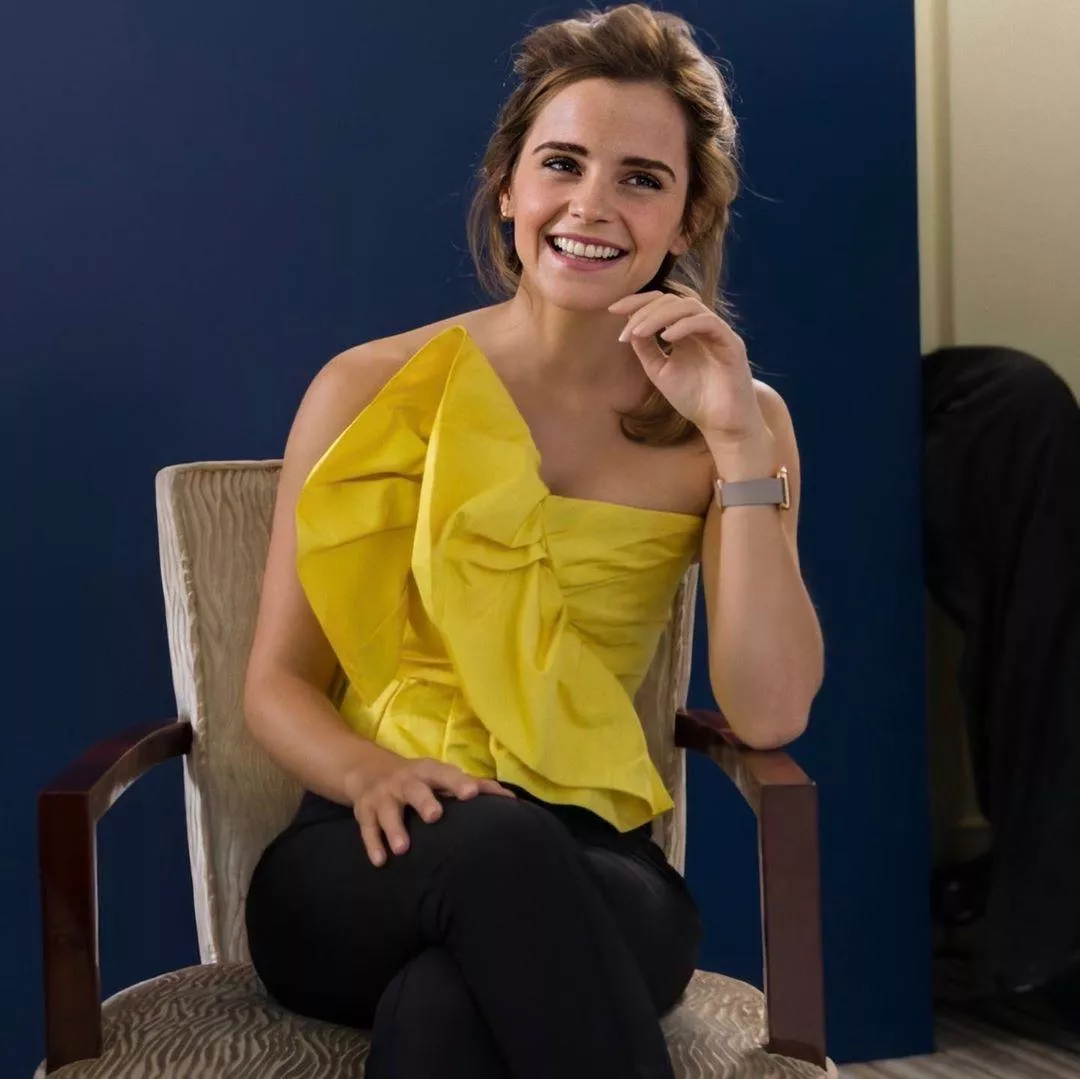 Been a while, but i wanna jerk to Emma Watson with buds badly. Bi buds welcome