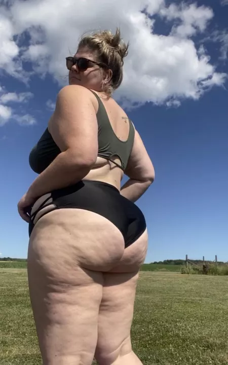 Bikini booty 🍑🖤