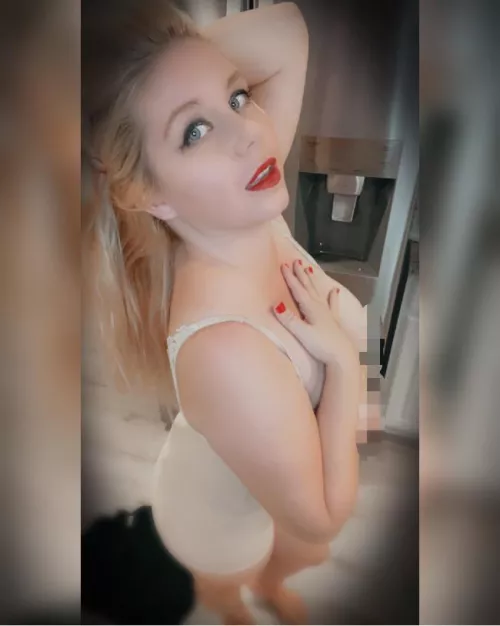 Blondes definitely have more fun cooking in the kitchen 🔥