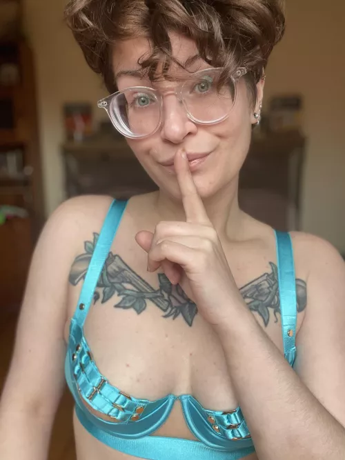 Blue eyes and blue lingerie 💙