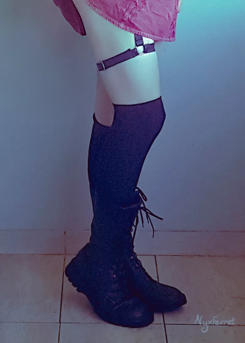 Boots, knee socks and garter (─‿‿─)