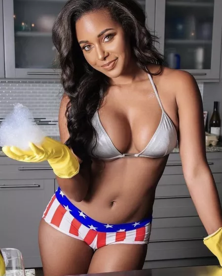 Brandi Rhodes no scrubs