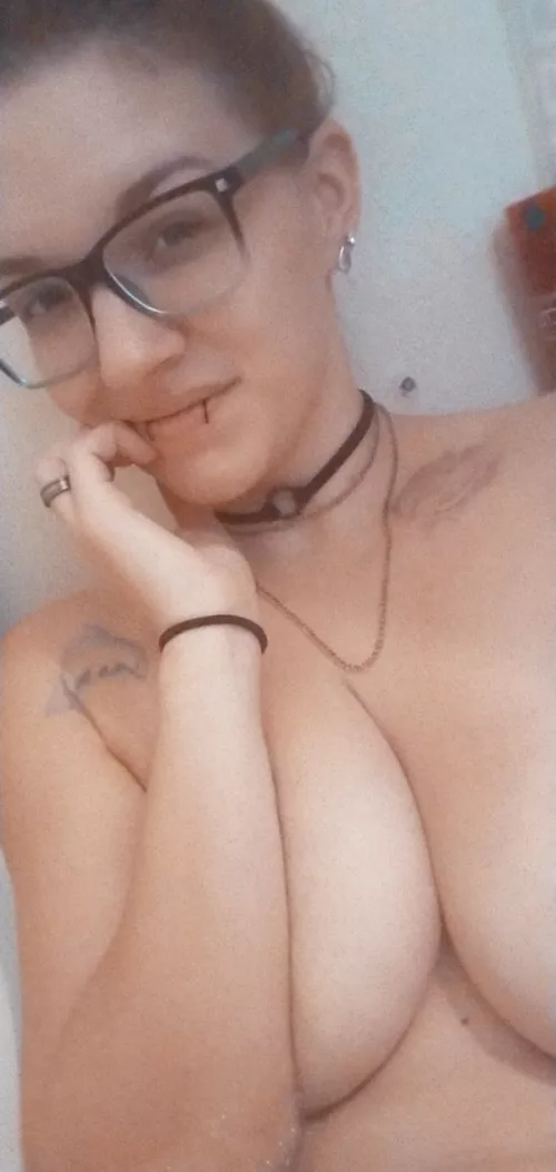 Bubble bath and smirks 😏 it's how I roll (28F)