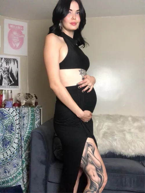 Bump coming in nicely, currently twenty-seven weeks 🖤