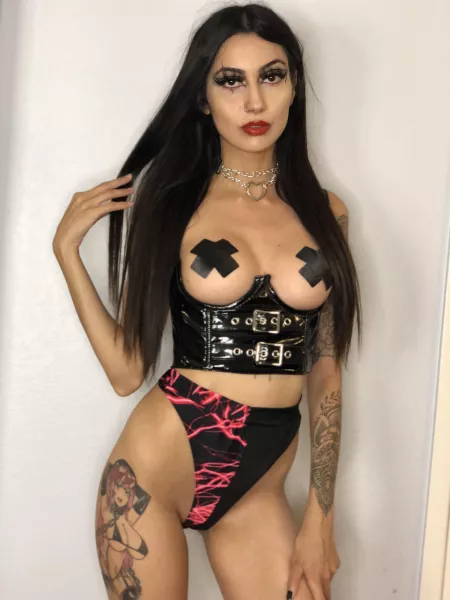 can i be ur goth gf🖤