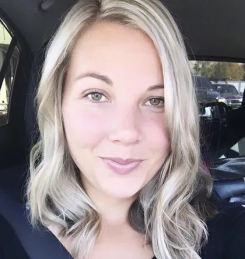 Can someone confident with a big d fuck my slutty mom she’s recently single add klk: AndrewWestbeck02