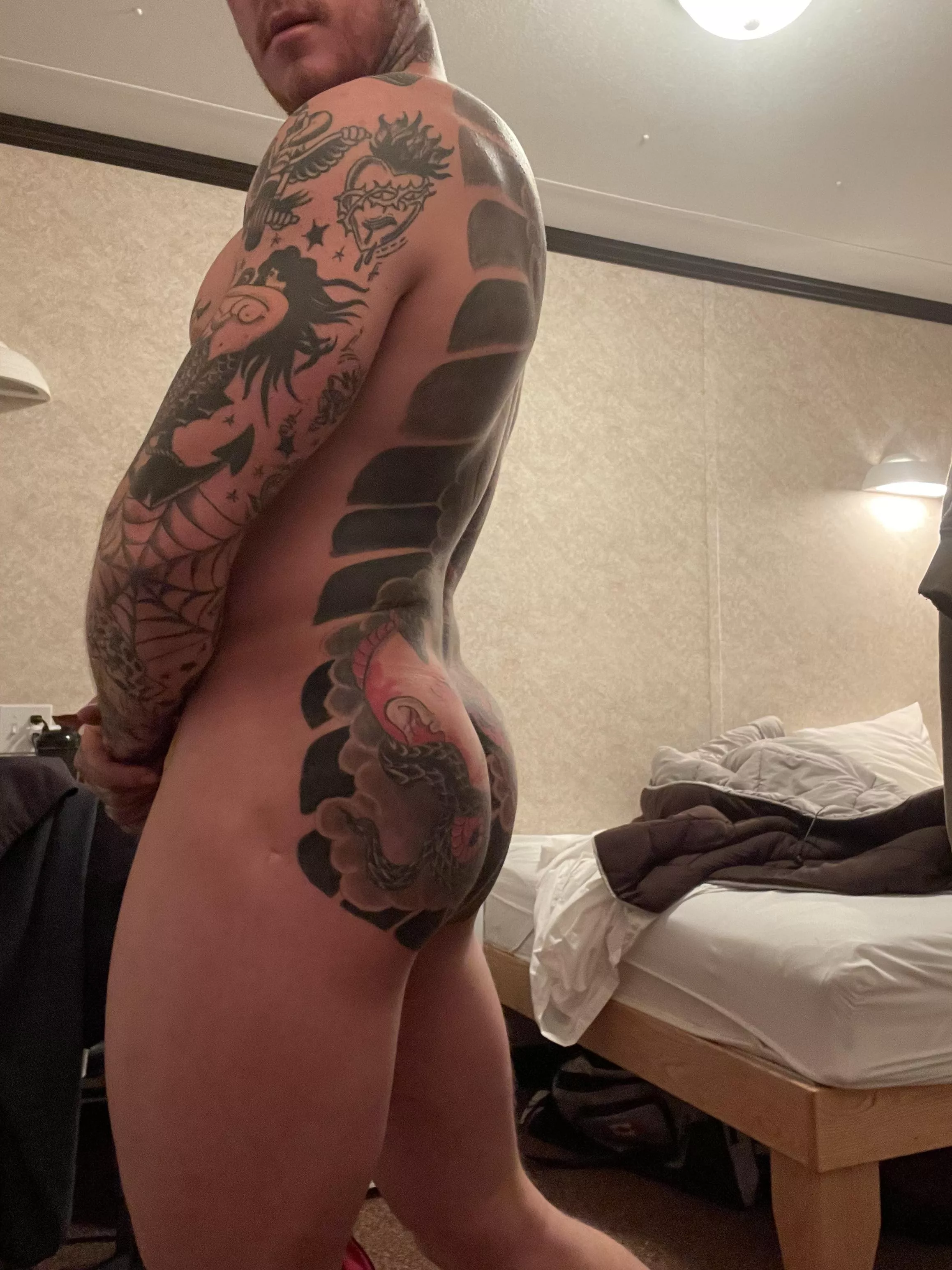 Can we take a (M)inuet to appreciate my mans ass? 😍