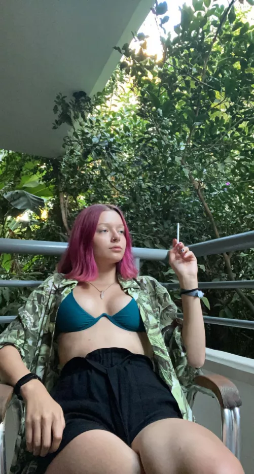 Chilling on a balcony🤭