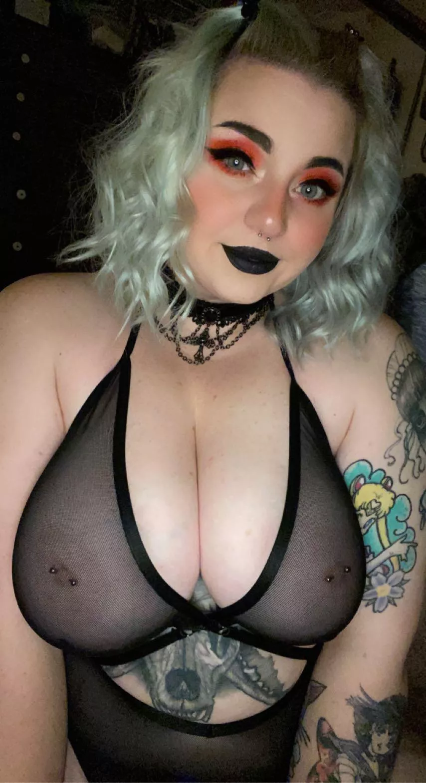 Chubby goth girl at your service 🖤