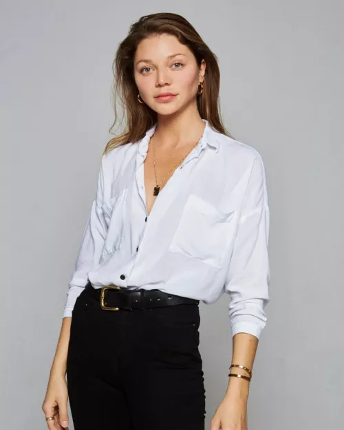 Classy modelling pose by Jessie Andrews