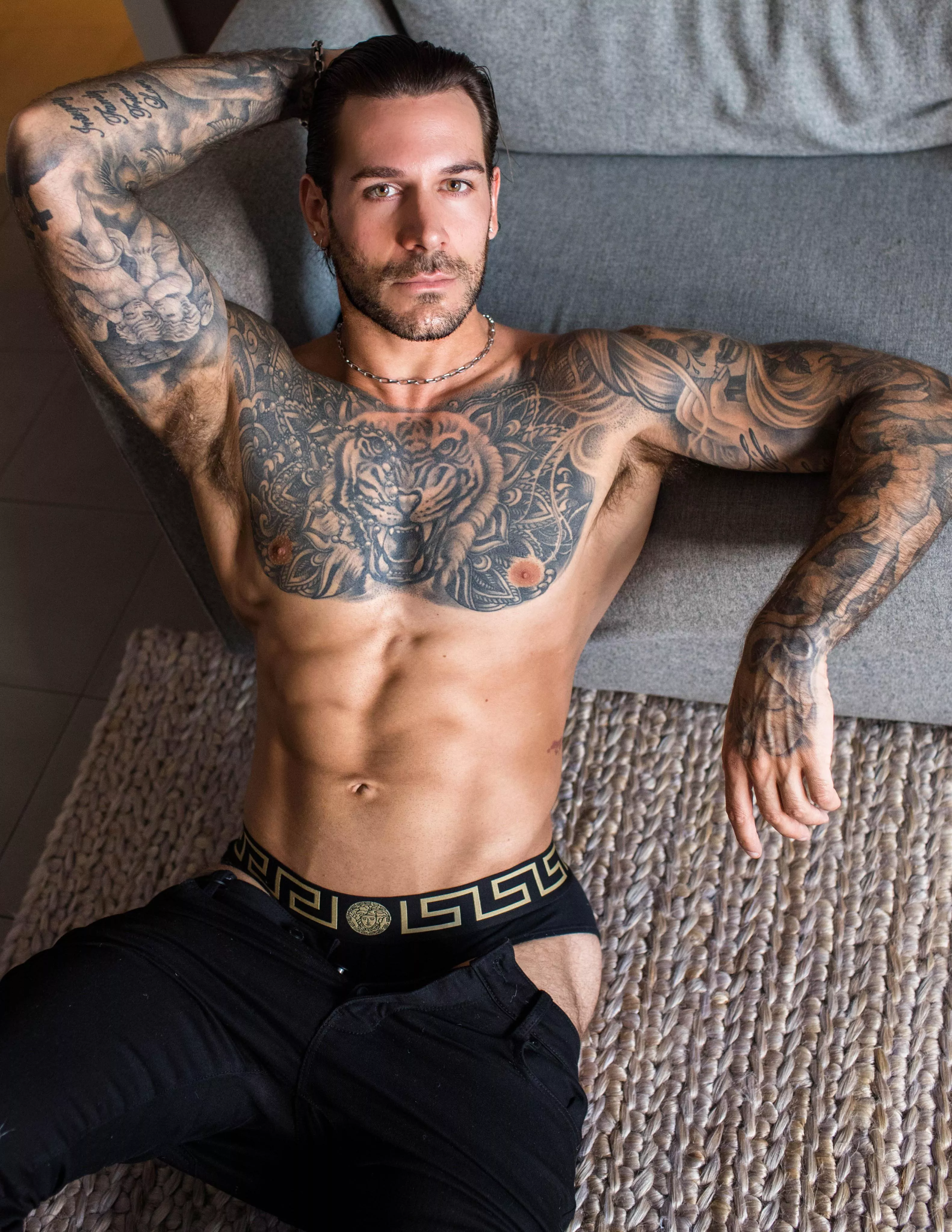 Come help your Papi take these pants off so that I can show you my Leg tattoos 😏