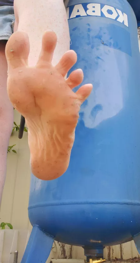 Come here and watch me Compress you with my soles...👄❤❤😈