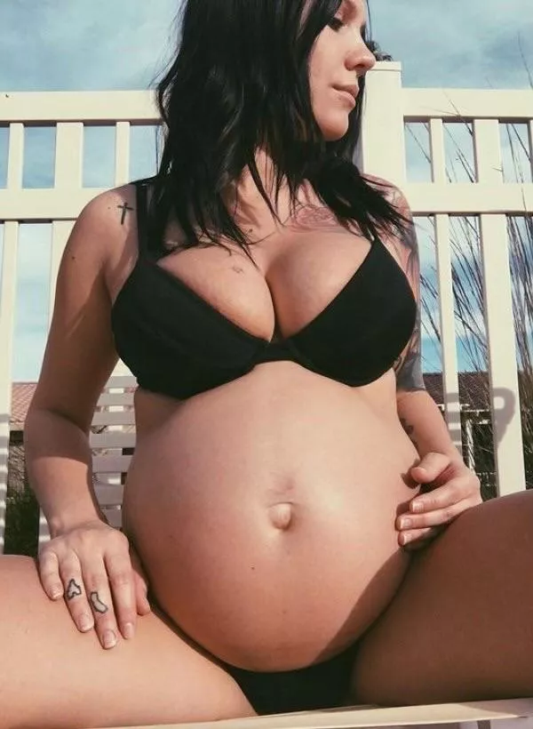 Come join mommy outside babes and let’s have a little get together/party to worship and rub my big huge belly and do whatever you want with this belly! 🥵 I’m so sexy 😘💋🤰🏻🤰🏻