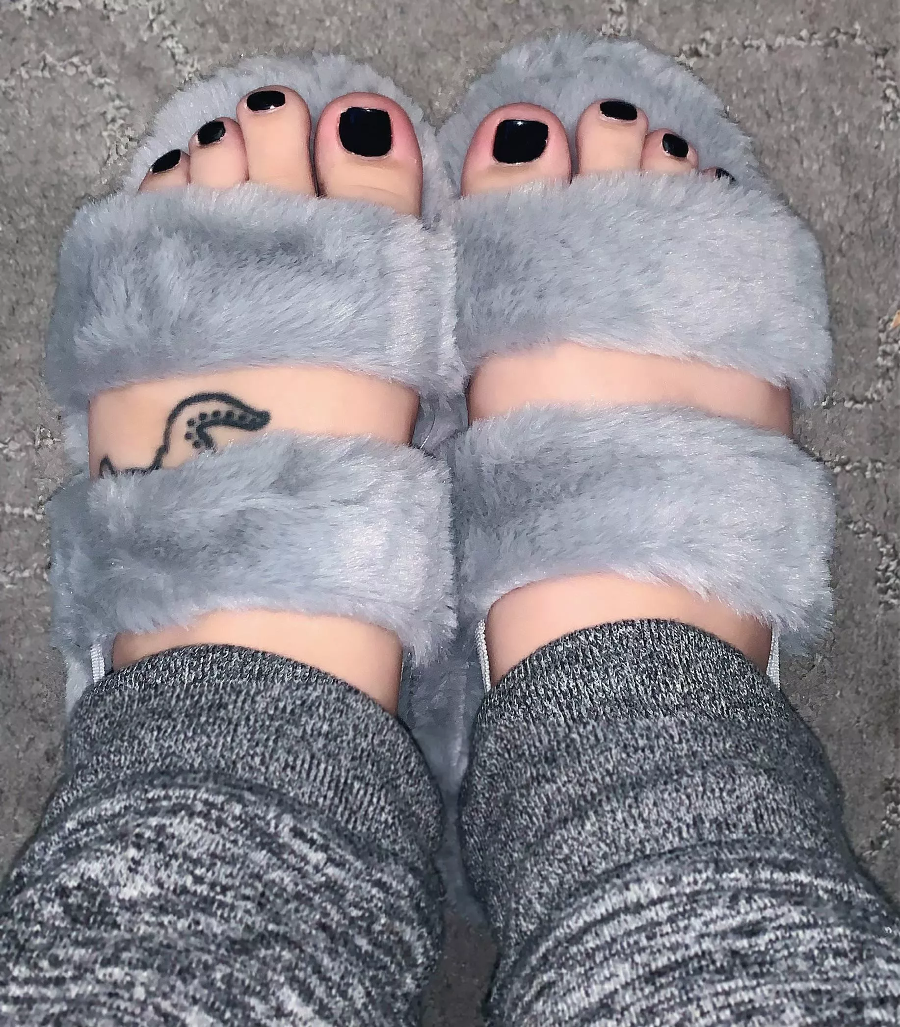Come lick my toes one at a time 👅