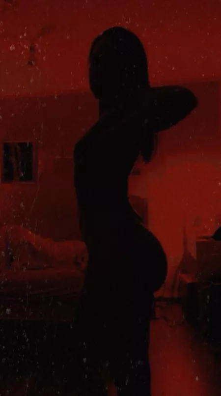 Come over, I offer: free dick ratings, toy play, sucking dick vids, boy/girl content, oiled naked twerking, dirty talking, custom requests and more on my OF 🥵💗 Link in my pinned post📌🔗