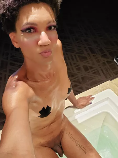 Come relax in the tub with me 😘