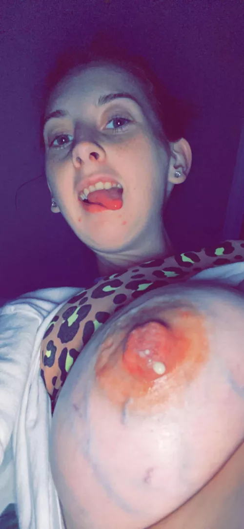 Come suck mommy’s dripping nipples and rub on my belly 🥺
