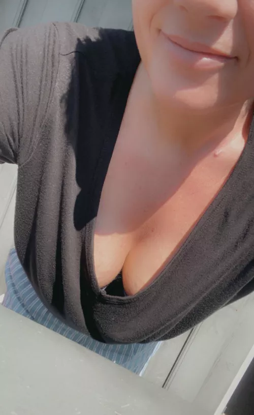 Could I interest you in a peek down my shirt? 😇 (f)41