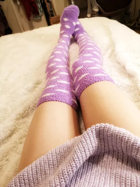 Cozy up with me and stroke my soft thighs through my thigh gap? 💓