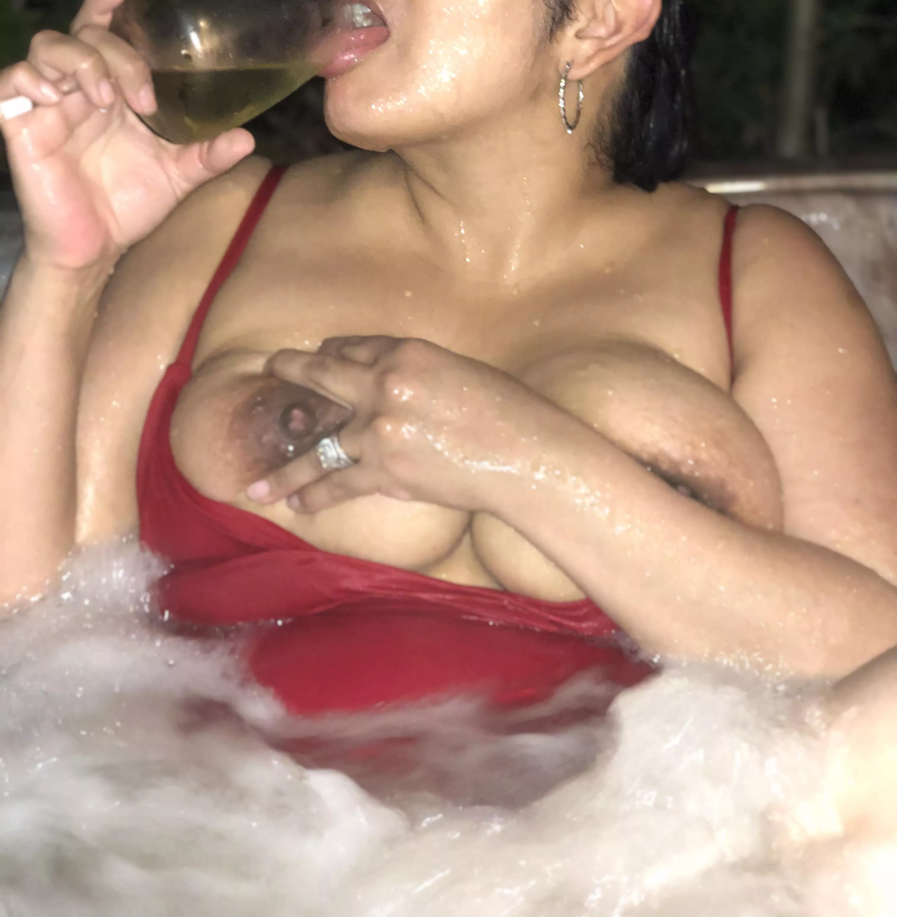 Cum and check out my 💍 in the hot tub 💦🥵🍷