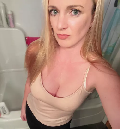 Cum play with me already 💝. I answer ALL messages. NO PPV. Hundreds of full length videos. Toys, squirting, anal and more.