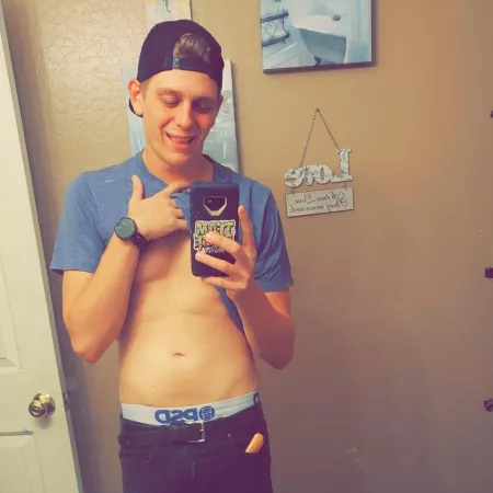 Cum play with me. Dms and holes open 😘