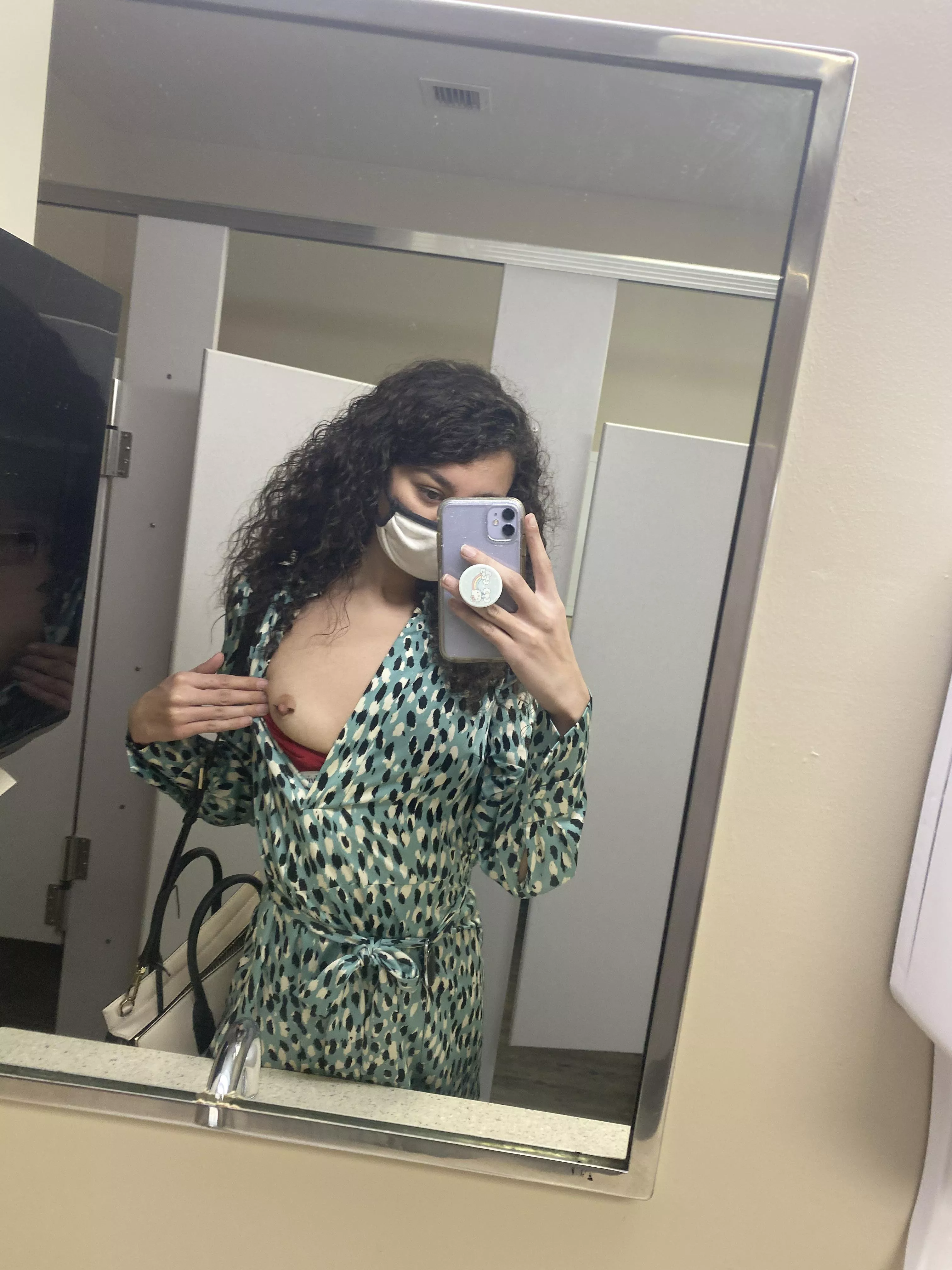 curly haired slut at work 😜💕