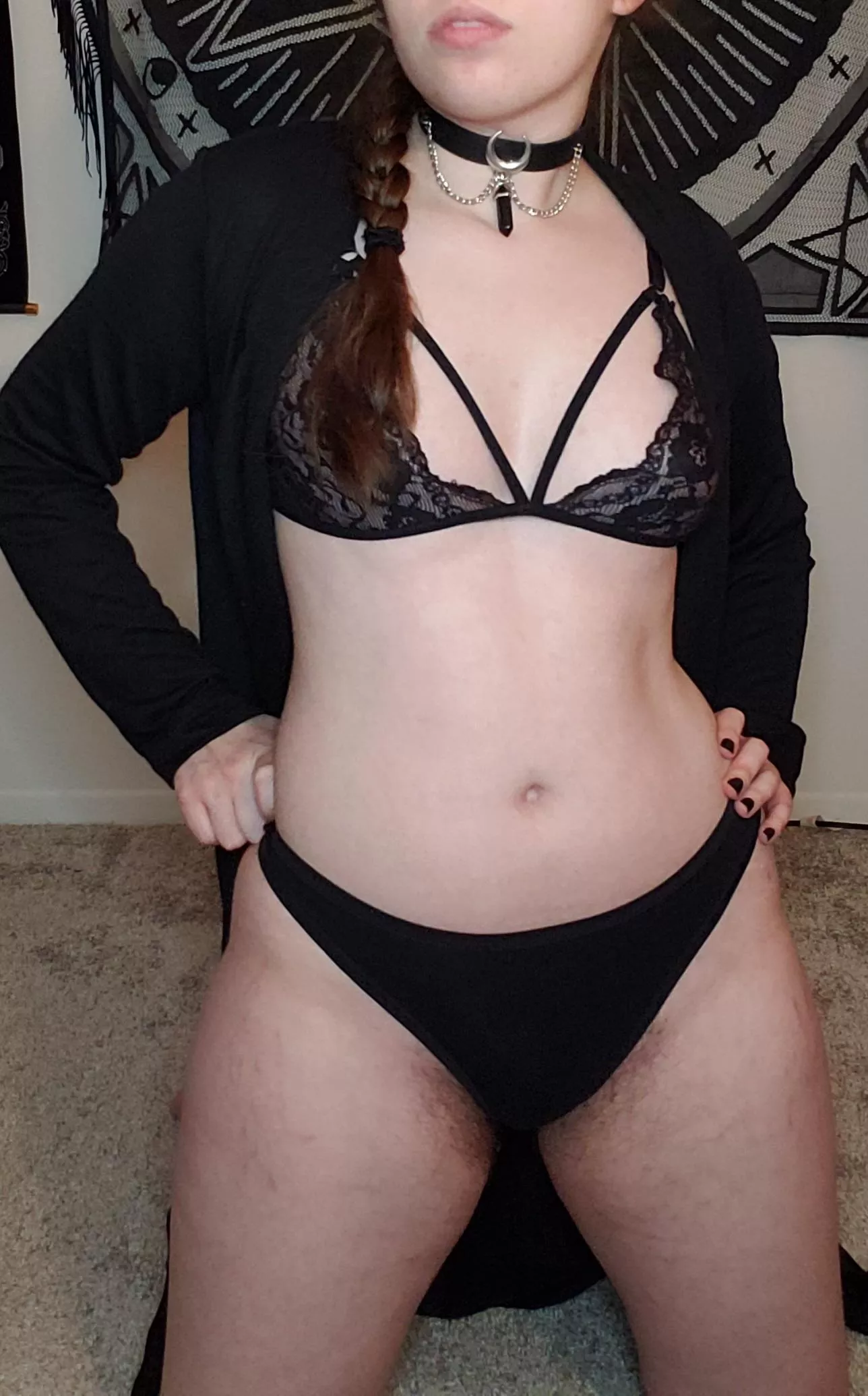 Curvy in all black lingerie 😏