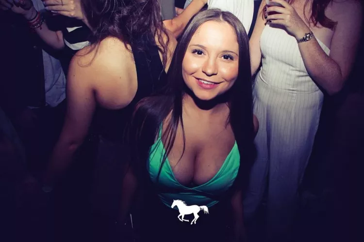 Cute girl, cracking cleavage