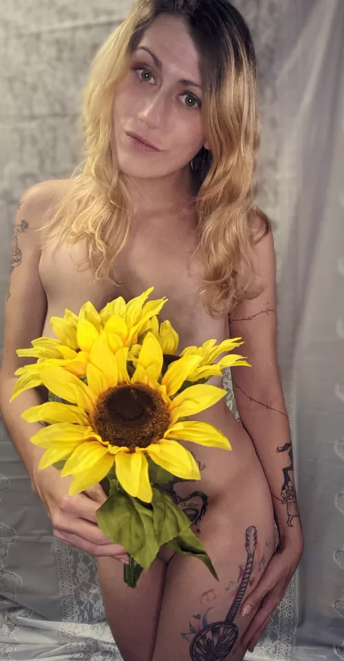 Cute shy and nerdy housewife wanting to show herself to YOU 😘 Free subscription, free to chat. Special requests available in private discussion 🤫 Link in comments 👀👀👀