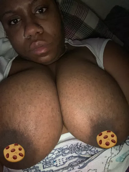 Daddy's slut knows daddy love seeing his chocolate titties in the morning! And she loves for me to show her off🥰🥰🥰