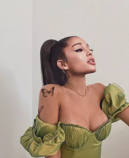 Dam Ariana getting busty 🤤
